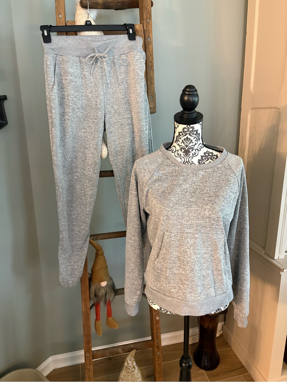 Women's Heather Gray Lounge Set - Cozy Sweatshirt & Joggers